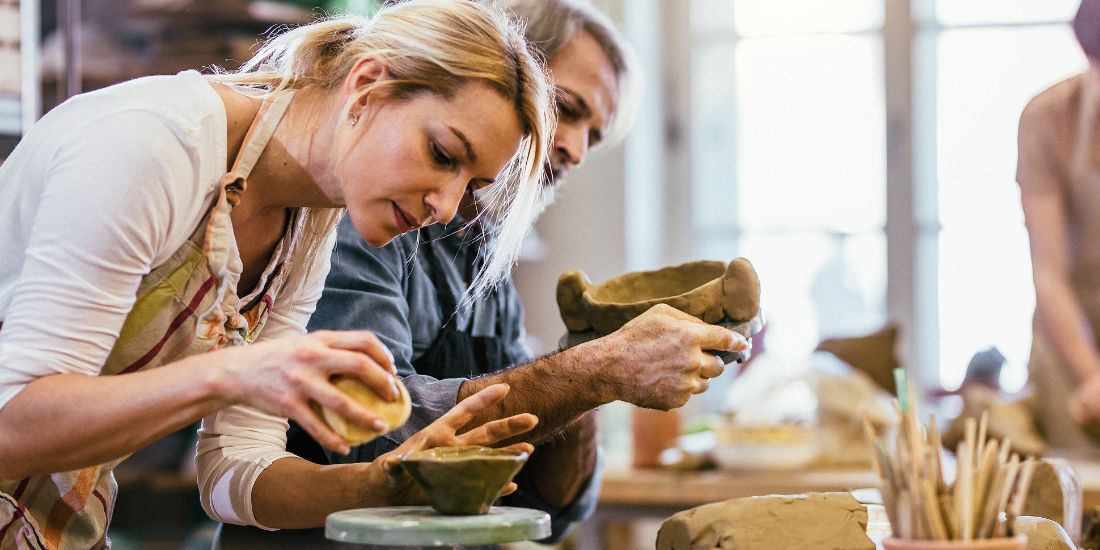 Atelier poterie : une des tendances de voyage 2025