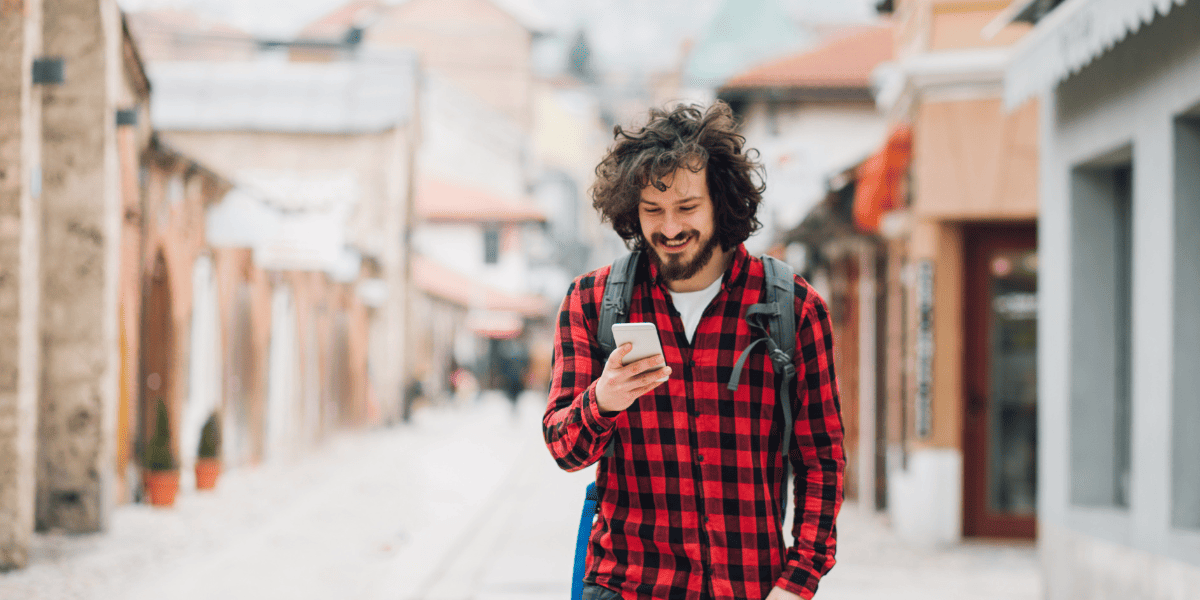 Client qui consulte son carnet de voyage