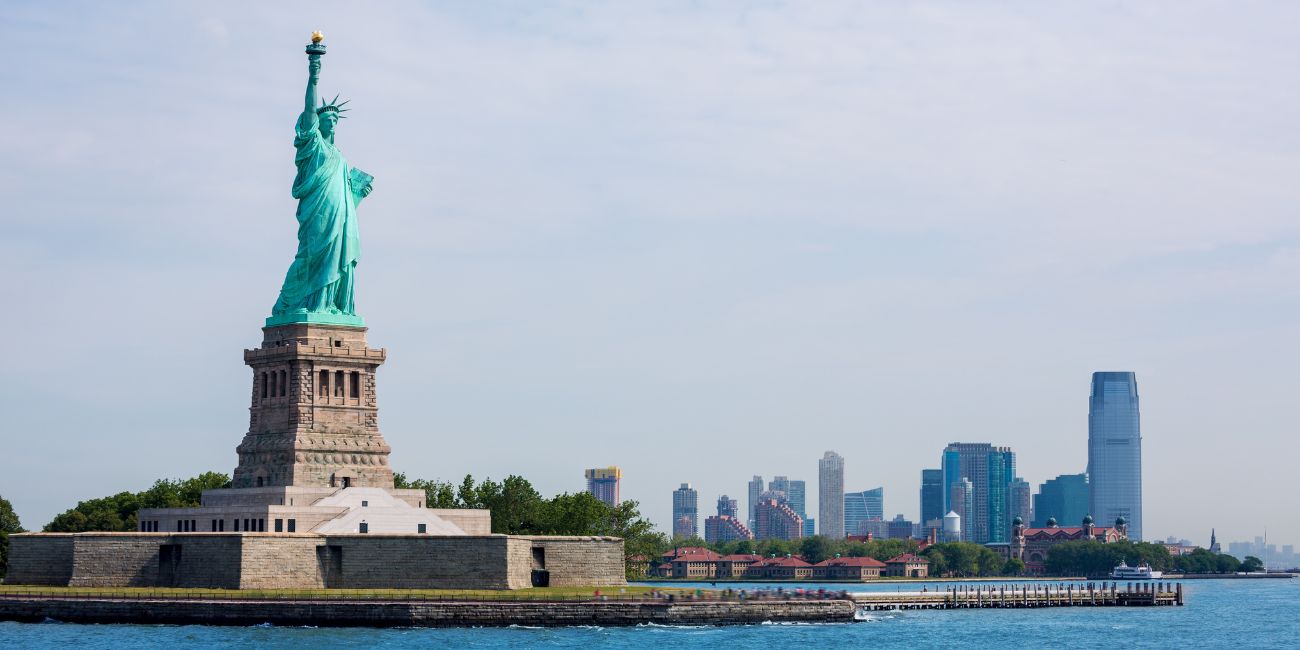 Vista de la Estatua de la Libertad con la skyline de Nueva York al fondo