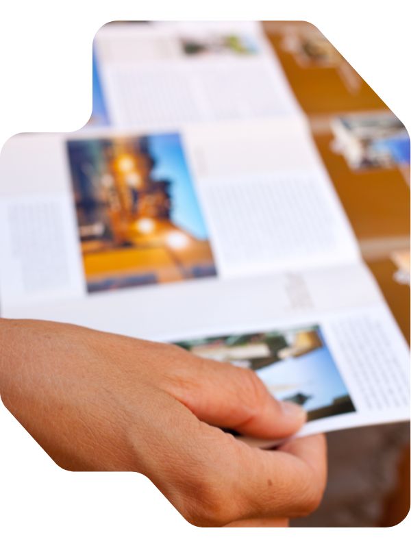 Travel planner creando un itinerario digital profesional para sus clientes desde su laptop