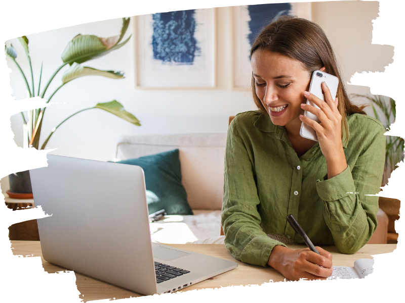 Travel planner creando un itinerario digital profesional para sus clientes desde su laptop