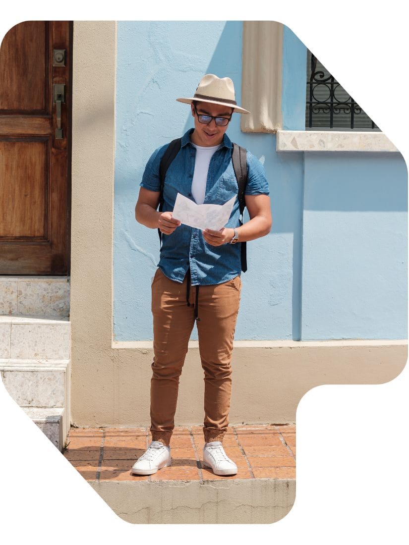 Viajero leyendo un itinerario en papel durante su viaje